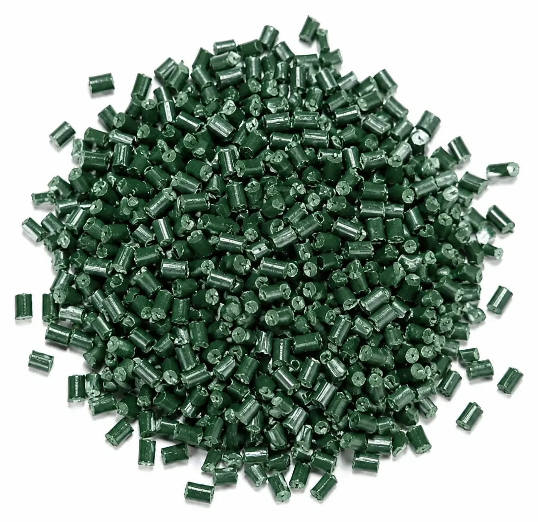 Biji plastik PP (pellet) warna hijau siap untuk ekstrusi dan injeksi